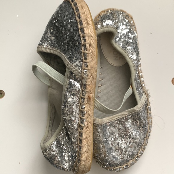 Girls size 9 silver sparkly Kenneth Cole espadrilles - Picture 3 of 6